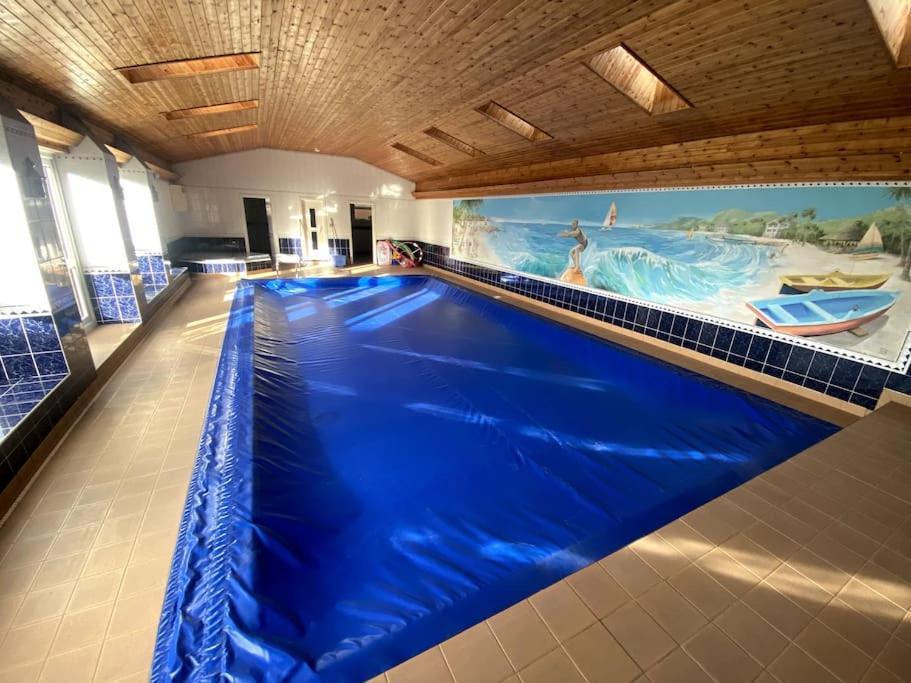 Vast, Elegant Home With Indoor Pool & Sauna Near Popular Golf Course Кінгтон Екстер'єр фото