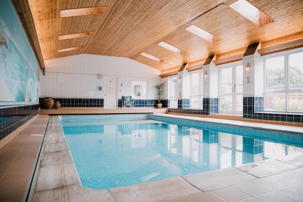 Vast, Elegant Home With Indoor Pool & Sauna Near Popular Golf Course Кінгтон Екстер'єр фото