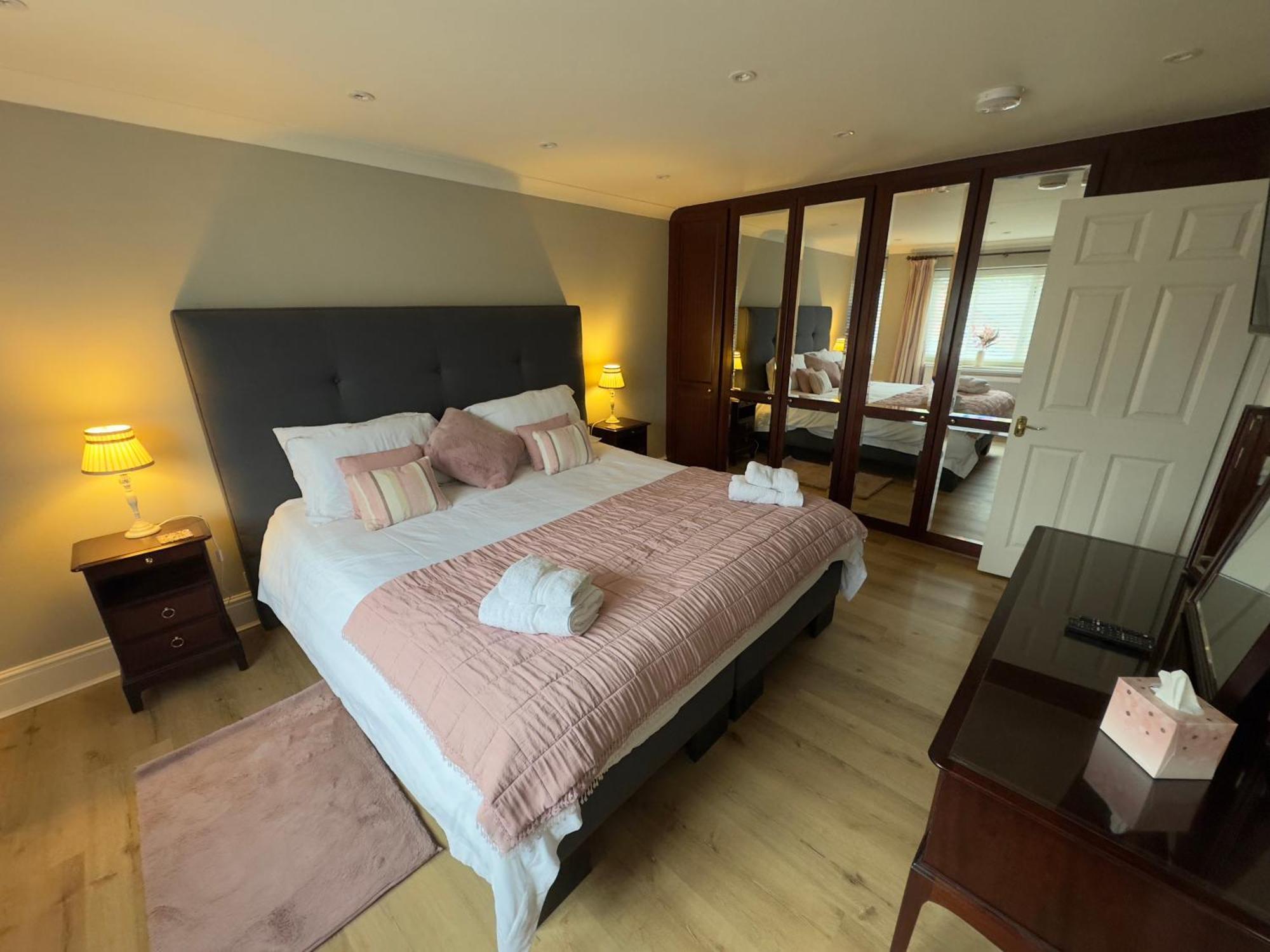 Vast, Elegant Home With Indoor Pool & Sauna Near Popular Golf Course Кінгтон Екстер'єр фото