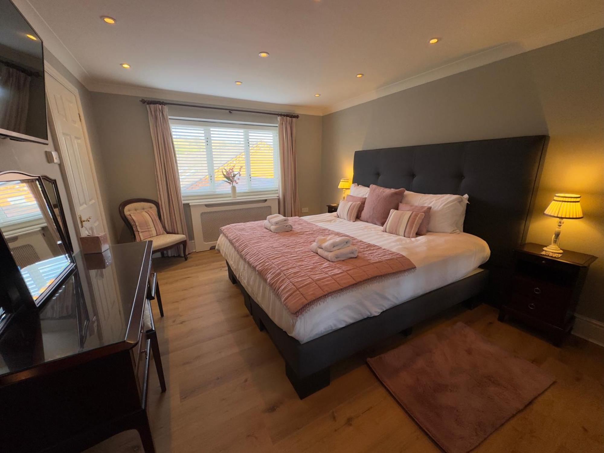 Vast, Elegant Home With Indoor Pool & Sauna Near Popular Golf Course Кінгтон Екстер'єр фото