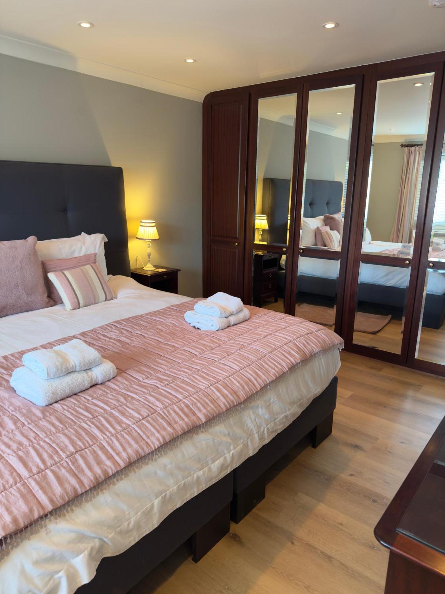 Vast, Elegant Home With Indoor Pool & Sauna Near Popular Golf Course Кінгтон Екстер'єр фото