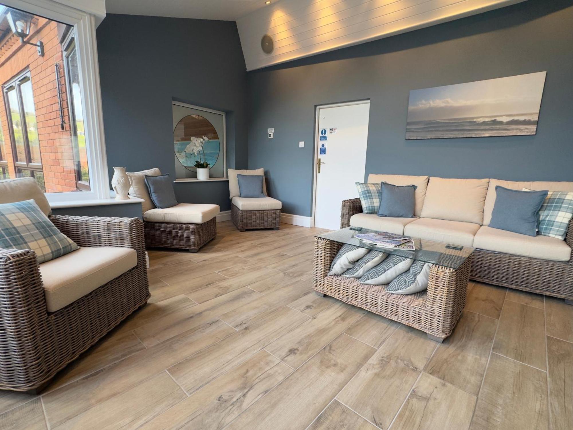 Vast, Elegant Home With Indoor Pool & Sauna Near Popular Golf Course Кінгтон Екстер'єр фото