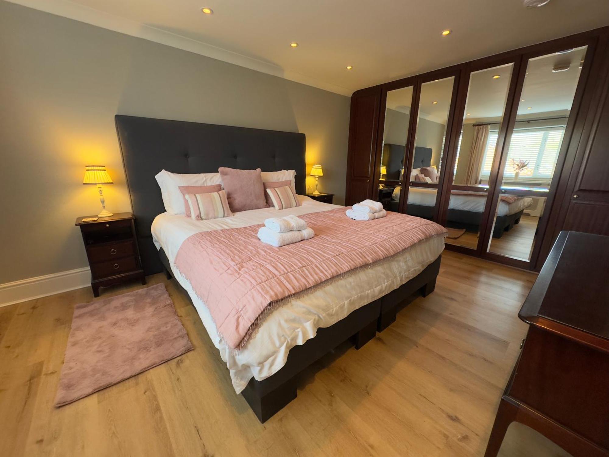 Vast, Elegant Home With Indoor Pool & Sauna Near Popular Golf Course Кінгтон Екстер'єр фото